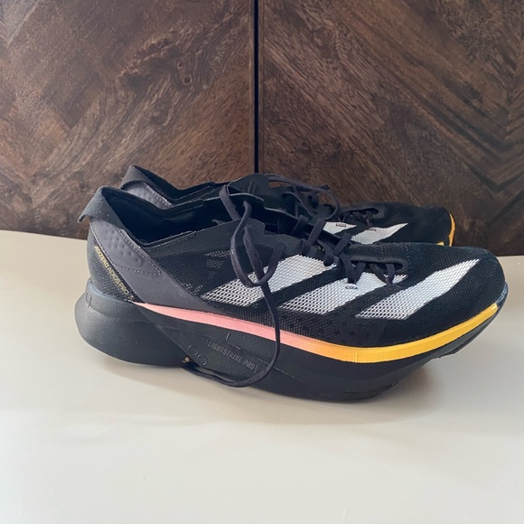 Adidas Pro 3’s Racing Shoes - Picture 4 of 5